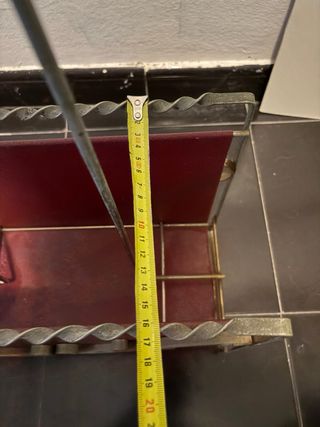 Revistero Metálico con Asa y Detalles plateados