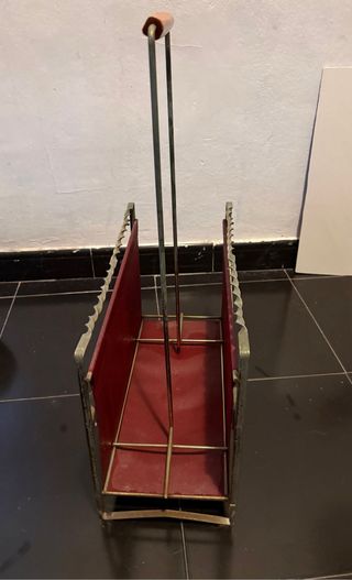 Revistero Metálico con Asa y Detalles plateados