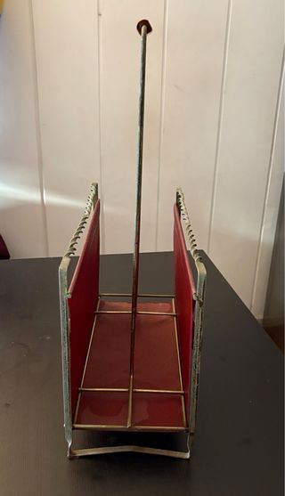 Revistero Metálico con Asa y Detalles plateados