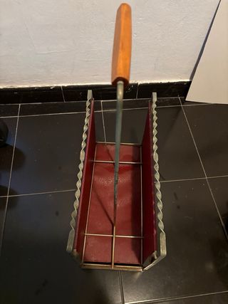 Revistero Metálico con Asa y Detalles plateados