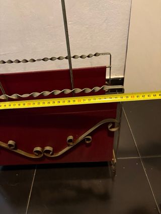 Revistero Metálico con Asa y Detalles plateados