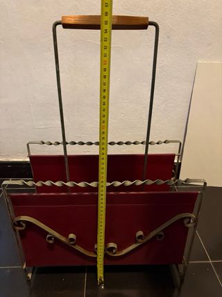 Revistero Metálico con Asa y Detalles plateados