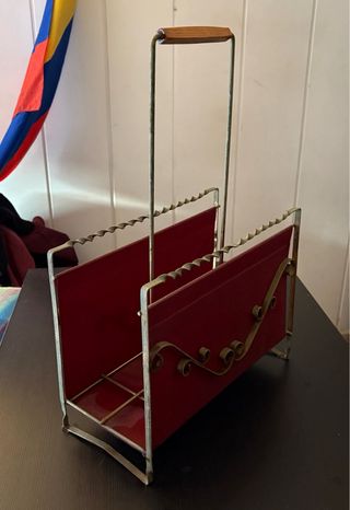 Revistero Metálico con Asa y Detalles plateados