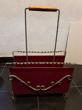 Revistero Metálico con Asa y Detalles plateados