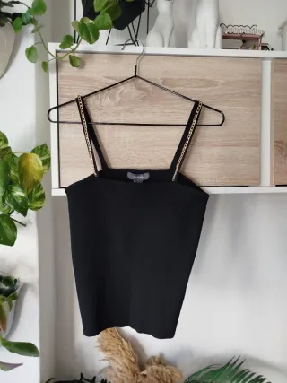 Top crop canalé con cadenas doradas