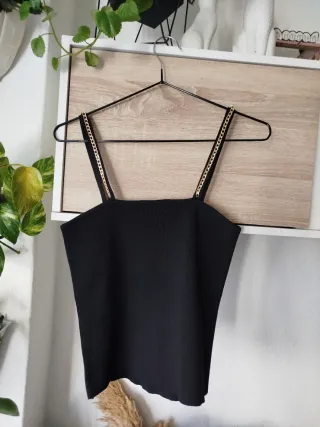 Top crop canalé con cadenas doradas