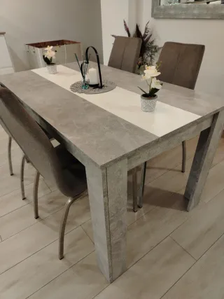 Mesa de comedor gris y blanca