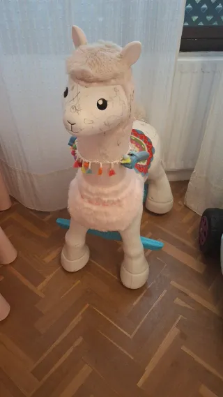 Moto infantil rosa y blanca. Llama eléctrica