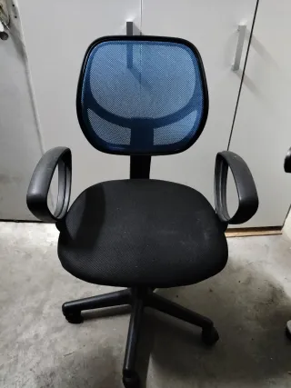 Silla de oficina ergonómica azul y negra