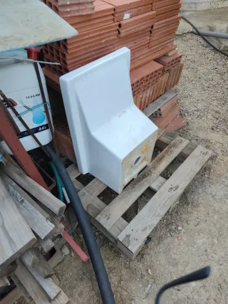 Pila de lavar blanca más lavabo para empotrar