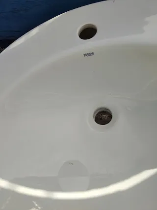Pila de lavar blanca más lavabo para empotrar