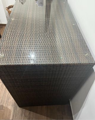 Mesa alta ratán con cristal.