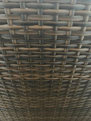 Mesa alta ratán con cristal.