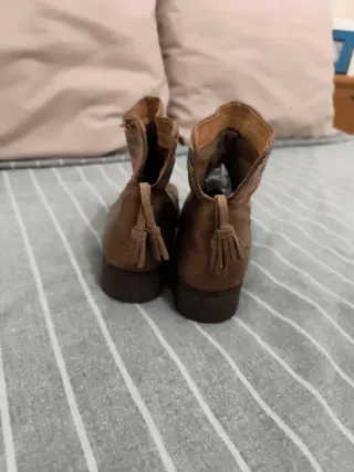 Botines planos piel marrón con detalles étnicos