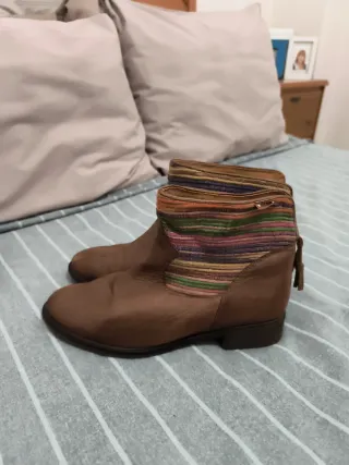 Botines planos piel marrón con detalles étnicos