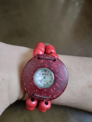 Reloj de pulsera con cuentas rojas