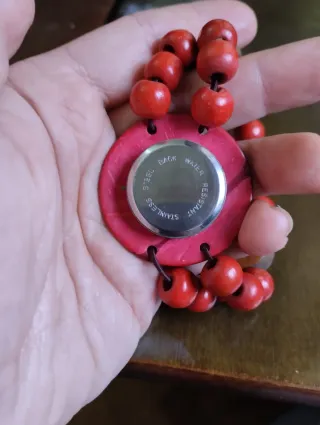 Reloj de pulsera con cuentas rojas