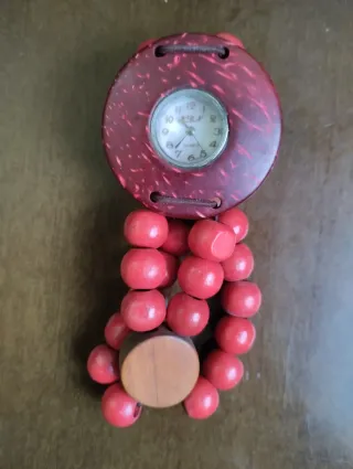 Reloj de pulsera con cuentas rojas