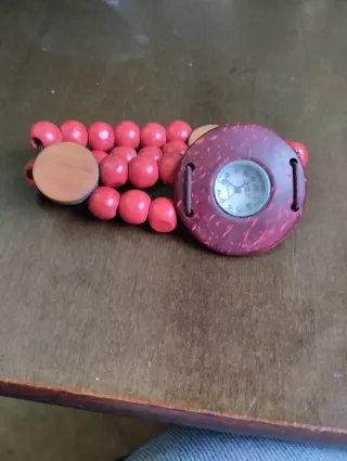 Reloj de pulsera con cuentas rojas