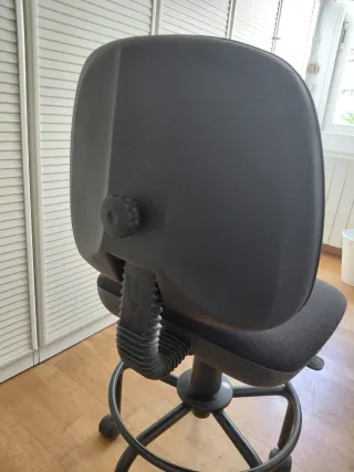 Silla de oficina negra con ruedas.