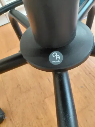 Silla de oficina negra con ruedas.