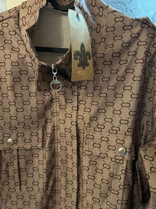 Chaqueta beige y marrón con estampado