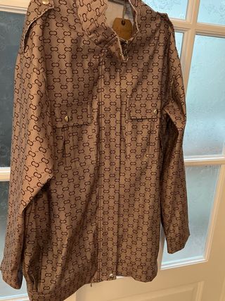 Chaqueta beige y marrón con estampado
