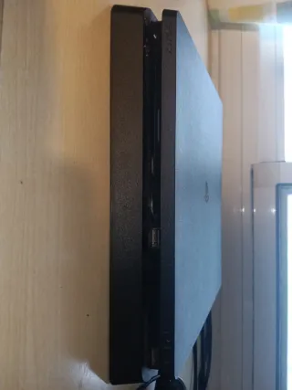 PS4 Slim 1TB Negra + Mando y Cables