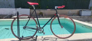 Bicicleta Fixie Negra y Roja