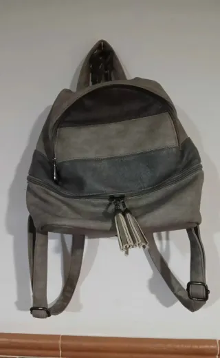 Mochila gris con detalles