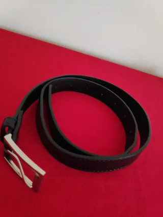 Cinturón de Piel Negro Hebilla Plateada