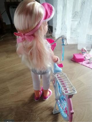 Nancy de picnic con bicicleta y accesorios