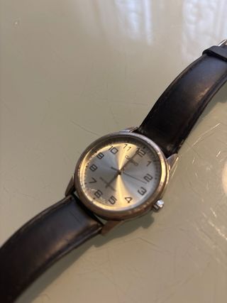 Reloj Casio Correa Negra y Esfera Plateada