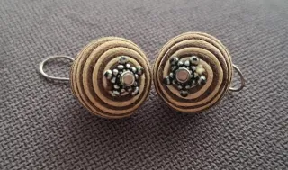 Pendientes redondos marrones y beige
