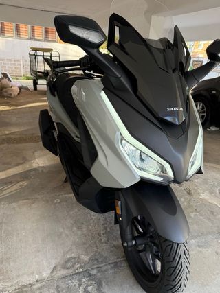 Honda Forza 125cc gris plata automatica