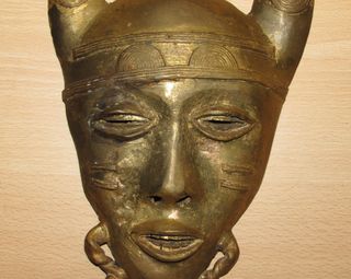 Máscara bronce Senufo Kpelye Kpelie África cuernos