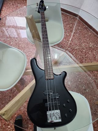 Bajo kawai japonés impoluto