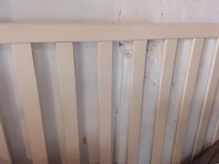 Berço de madeira bege