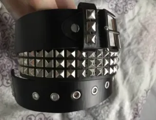 Cintura nera con borchie quadrate