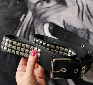 Cintura nera con borchie quadrate