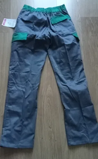 Pantalón de trabajo gris con detalles verdes