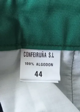 Pantalón de trabajo gris con detalles verdes