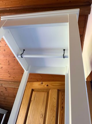 Mueble recibidor blanco y madera