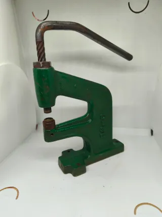 Torchietto per bottoni completo di punzone