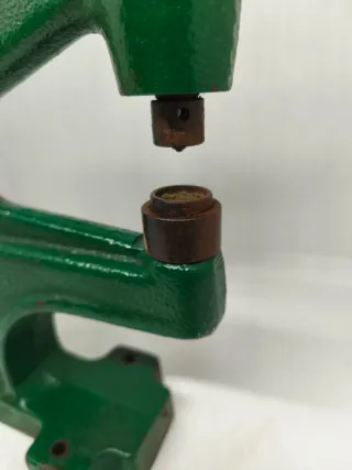 Torchietto per bottoni completo di punzone