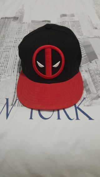 Gorra Deadpool Negra y Roja