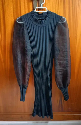 Vestido negro con mangas abullonadas