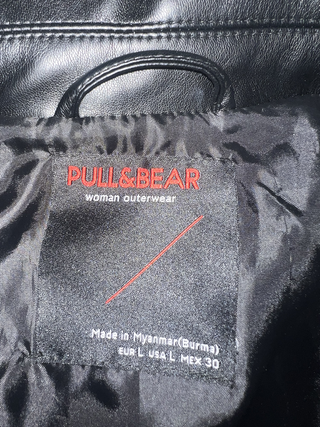 Chaquetón polipiel Pull&Bear negro
