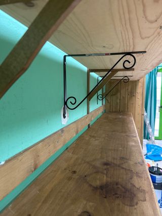 Estanterías de madera y metal