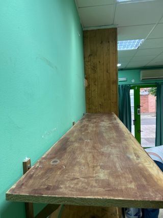 Estanterías de madera y metal